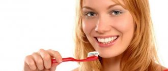 Девушка рада чистить зубы
