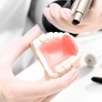 Как склеить зубной протез?