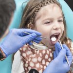 How children&#39;s baby teeth are removed in the clinic