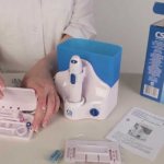 How does the aquapulsar oral irrigator work?